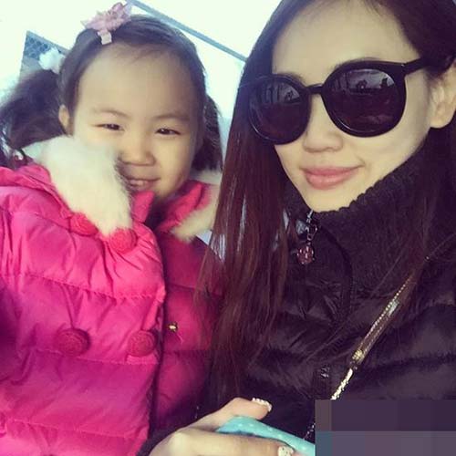 王宝强娇妻与女儿娜娜