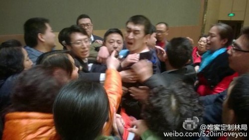 12月12日，《货币战争》作者宋鸿兵在山西省太原市演讲遭遇部分投资者的围攻，疑与其为昆明泛亚有色金属交易所站台有关。