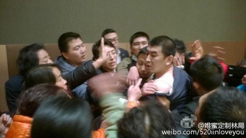 宋鸿兵被迫手写道歉书，并称泛亚资金出现问题，可能跟股票市场有关。此前在一些场合受到宋鸿兵的“指引”，投资者购买了泛亚有色金属交易所推出的理财产品“日金宝”，后因泛亚发生兑付?；沟谜庑┩蹲嗜搜疚薰?。图为宋鸿兵遭围攻现场。