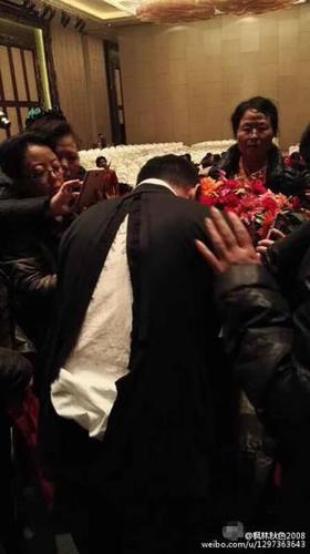 若按照新广告法的逻辑，虚假商业广告代言人同样需要承担连带责任。那么在泛亚这个投资骗局上，宋鸿兵在很大程度上充当了这样的一个角色。