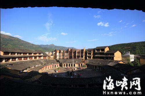 厥宁楼全景，照片上方为烧毁的部分