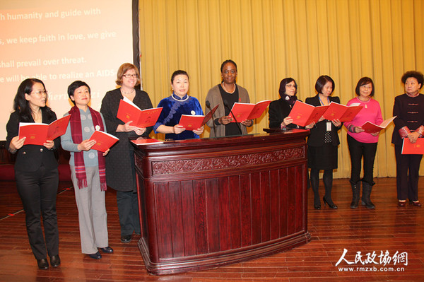 15-青爱工程办公室主任、北京青爱教育基金会理事长张银俊和与会母亲代表宣读天下母亲“以爱抗艾”行动倡议书（1）_副本