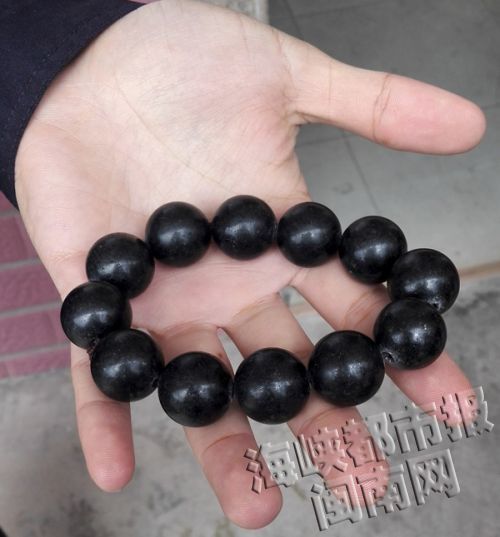 这条黑珠手串乍一看不起眼，可来头不小