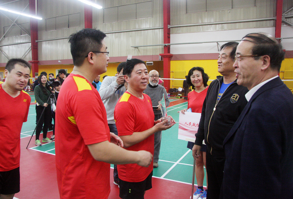 图十一为闭幕式上，主办方为本报代表队颁奖