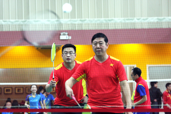 图五：为本报社领导原哲、王相伟参加社领导组合双打项目