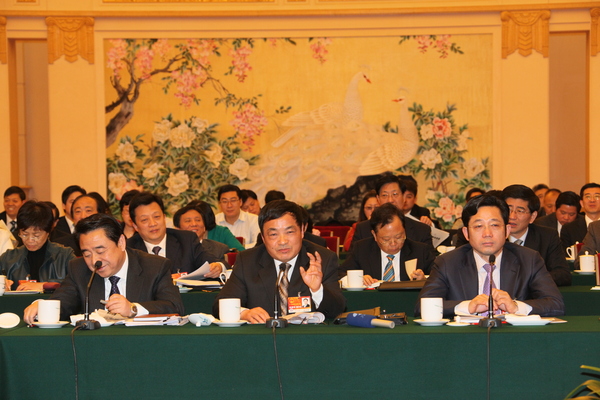 2011年3月全国两会期间，徐安碧（前排左）作为江苏代表团成员的人大代表，就宜兴紫砂的现状和未来发言。