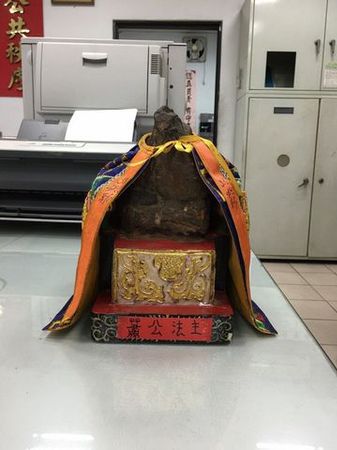 萧姓、刘姓男子盗窃的土地公像。来源 台湾联合新闻网