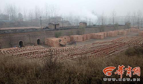 近日，砖厂就地取材用黄土烧砖，多年来取土面积不断扩大，范围向不远处的全国重点文物?；さノ晃剂暄由欤庖幌窒蟊灰幻奈锇谜吖鄄馕佬钦掌⑾?，并在网上公开。一位曾参与渭陵调查勘探的专家认为，砖厂取土已侵入了渭陵的建设控制地带，这一区域属于渭陵陵园夯土垣墙?！白┏Р唤銎苹盗?000多年前的陵园垣墙，还用垣墙夯土来烧砖售卖，这太荒唐了?！?图片来源：华商网