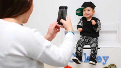 　小家伙非常乐观自信，他喜欢穿着时尚服装摆造型拍照。