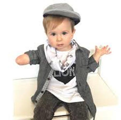 　　小家伙非常乐观自信，他喜欢穿着各式各样的时尚服装摆造型拍照。