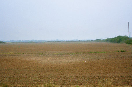 P30(1)当年举国震惊的铁本江边项目的工地，如今或堆满垃圾，或成为耕地。