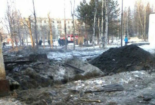 俄罗斯一试射巡航导弹偏离轨道 坠落居民点附近。图为事发现场。（网页截图）