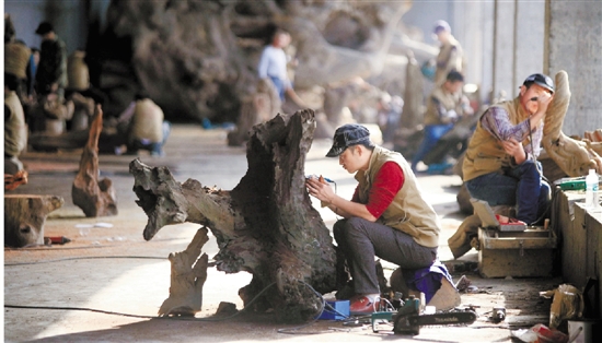 根雕艺术家正在进行现场创作。