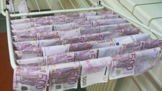 据外媒8日报道，奥地利首都维也纳多瑙河中日前出现价值约10万欧元的钞票，一名男童跳进河中把钞票打捞起来。警方就巨额欧元现钞如何流入多瑙河展开调查；若找不到失主，这批钞票将归男孩所有。