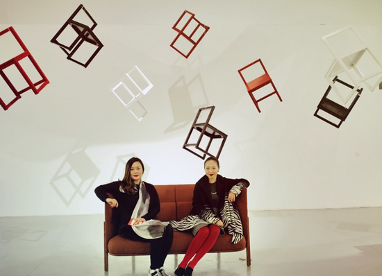 图为谜藏女性艺术生活收藏创始人、策展人： 姜艾、高丽