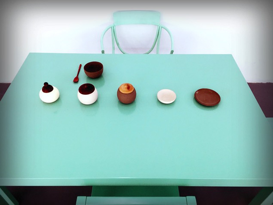 图为造作“作业本”桌与艺术家武佳楠陶瓷作品