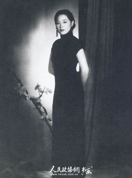 1937年，潘素摄于上海。_副本