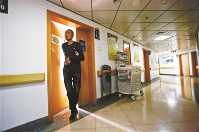 张宏宇此前在南京军区总医院照顾被狗咬伤的李娟，22日被利辛警方刑拘供图/CFP