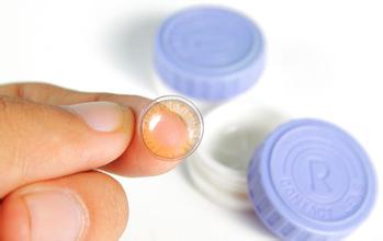 戴隐形眼镜失明4