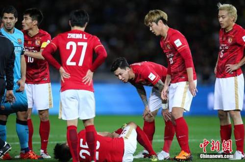 恒大队员邹正在比赛中，腿部严重受伤，被抬下场急救。视觉中国供图