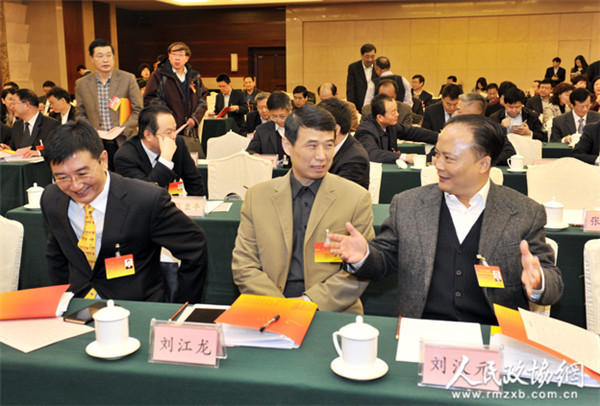 民建会员刘志圣、刘江龙、刘汉元在一起交谈_副本_副本