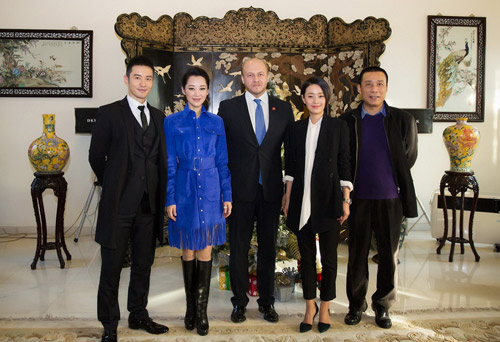 黄晓明马伊琍许晴与俄罗斯总理合影