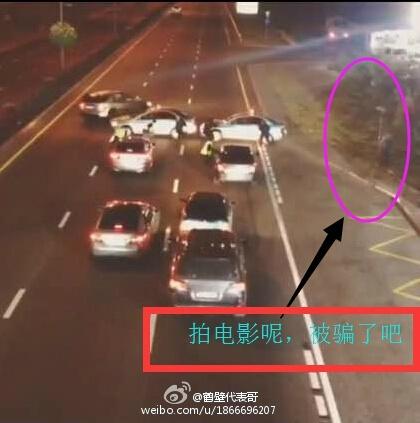 　第三张是拿录音杆的人完全露出来了。