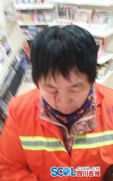 四川一环卫老人被商家打伤 因扫地有灰尘1