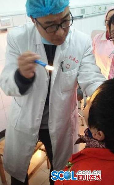 四川一环卫老人被商家打伤 因扫地有灰尘2