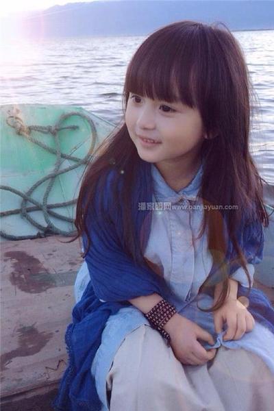 不是美翻了~！各位有小孩的玩友们，快点儿行动起来，从小培养他们的文玩气质！网上已经有不少网友po图晒起来了，戴着项链和手串的娃们一个比一个萌，一起来欣赏一下~~~