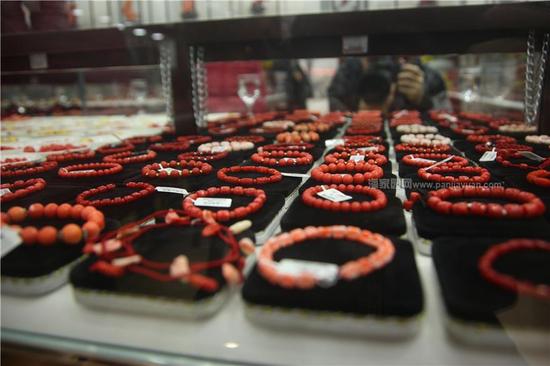 今天小潘冒着吸进去一块板砖的风险，来到潘家园旧货市场七宝珊瑚商户，从产地分类、造假手段、保养常识……各个方面带您了解珊瑚的世界。