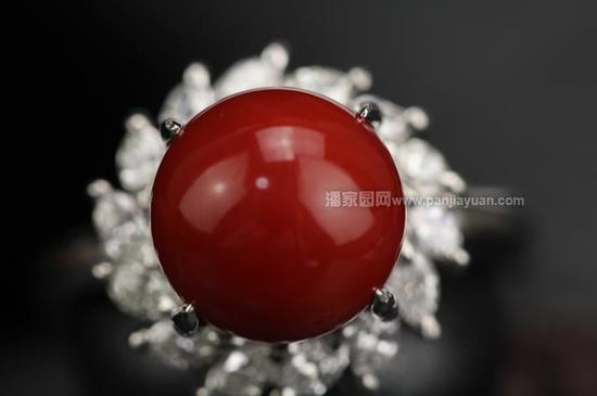 日文原意为红色，泛指红色的珊瑚，价值最高。成品多为辣椒红色、深红色，少见粉红色及白色，有白芯，光泽亮，质地细腻，虫眼少。主要产于日本南部以及台湾附近岛屿。