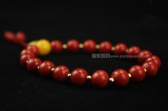 颜色比较单一都是红色，没有明显的白芯，纹路较清晰，主要产于意大利南部沙丁尼亚岛附近的地中海海域。