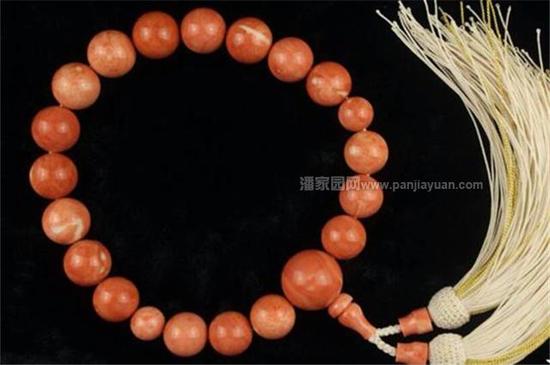 日文原意为桃子或桃子色，泛指为桃色的珊瑚。颜色丰富，从浅粉色至深桃红色之间的过渡色系都有，一部分偏黄，一部分偏橘色。纹路较清晰，有白芯。主要产于日本南部以及台湾附近岛屿。