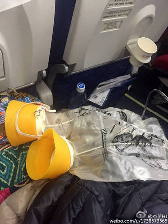 　飞机目前已经安全备降马拉西亚亚庇国际机场，具体事故原因尚不清楚。图为迫降航班内部画面。