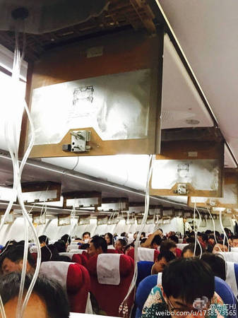 　图为迫降航班内部画面。