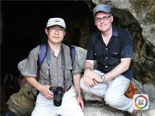　吉学平（左）与科诺在野外考察的工作照。