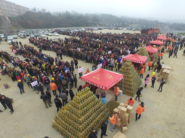 图4：现场发放食用油等慰问品