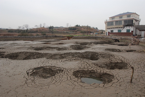 湖南邵阳现“天坑村” 河水断流田地被吞房塌桥断1