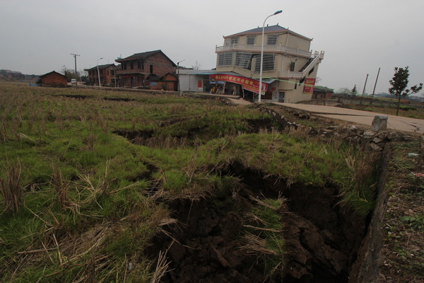 湖南邵阳现“天坑村” 河水断流田地被吞房塌桥断5