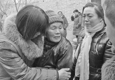 看见自己的侄女、侄儿，刘翠英老人悲喜交集。图片来源：大河报