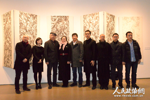 余乐恩个展“从泥开始”开幕现场的嘉宾合影