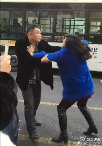 图为夫妻二人为买紫貂在街头吵架。