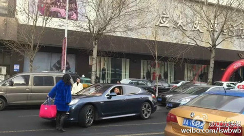 图为夫妻二人在街头吵架致交通瘫痪。