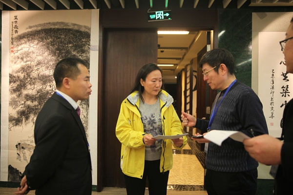 与康主任交换意见_副本