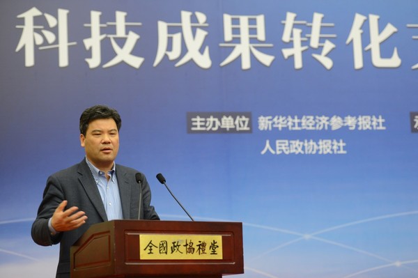 全国政协委员、长江学者创新团队带头人祝连庆发言  人民政协网记者 田福良 摄