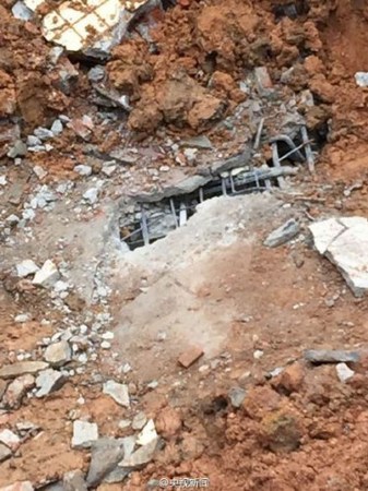 深圳滑坡救援现场发现生命体征 官兵正紧张救援2