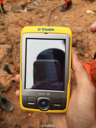 深圳滑坡救援现场发现生命体征 官兵正紧张救援3