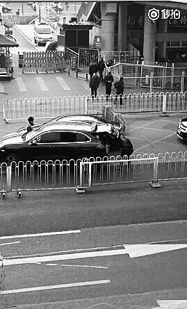 路上别车引纠纷 保时捷车主当街棍砸奥迪1 路上别车引纠纷 保时捷车主当街棍砸奥迪1