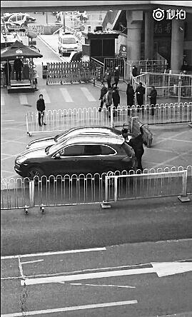 路上别车引纠纷 保时捷车主当街棍砸奥迪2 路上别车引纠纷 保时捷车主当街棍砸奥迪2